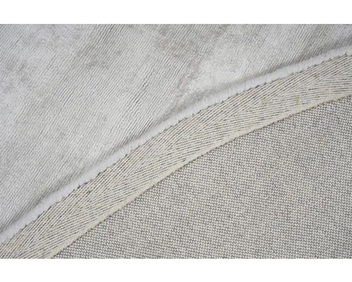 Detailaanzicht van een rond tapijt met een getextureerd patroon