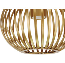 Detailopname van een hanglamp met metalen frame