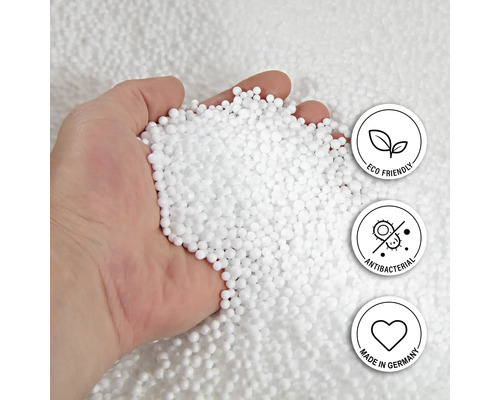 Hand houdt polystyreen korrels vast met de symbolen: milieuvriendelijk, antibacterieel en gemaakt in Duitsland