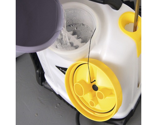 Het vullen van een tuinspuit met vloeistof