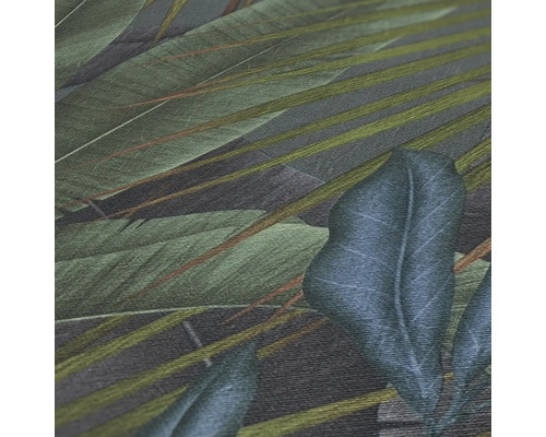 Close-up van een behang met een tropisch bladerenontwerp