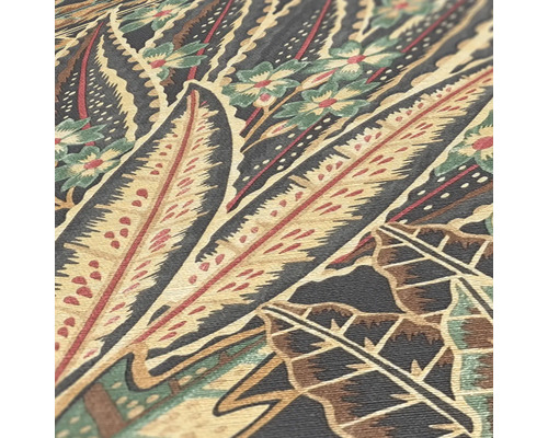 Close-up van een textielontwerp met blad- en bloempatronen