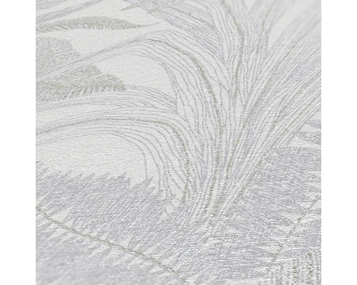 Close-up van een wit behang met een subtiel plantenmotief