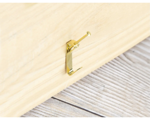 Goudkleurige fotohaak voor bevestiging op een houten oppervlak