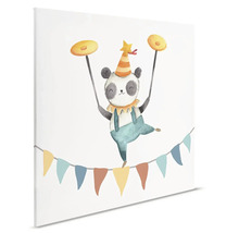 Canvas schilderij van een panda als circusartiest die balanceert op een touw en borden draait.