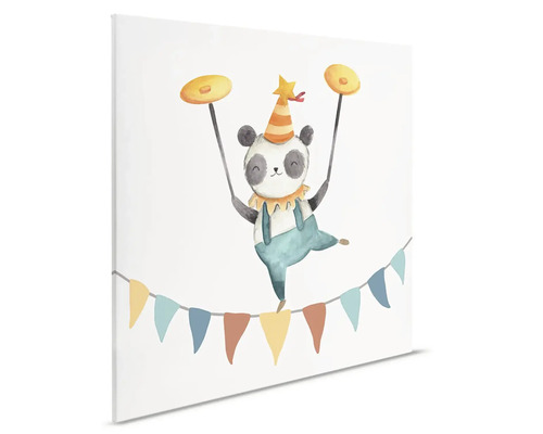 Canvas schilderij van een panda als circusartiest die balanceert op een touw en borden draait.