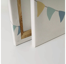 Twee canvas schilderijen met wimpelkettingmotief en houten frame