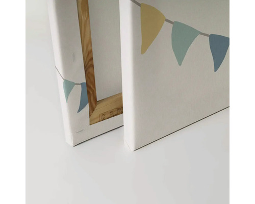 Twee canvas schilderijen met wimpelkettingmotief en houten frame