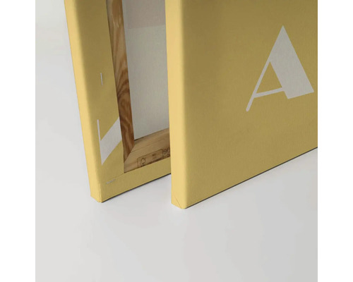 Close-up van een canvas op een houten spieraam met een witte A-opdruk