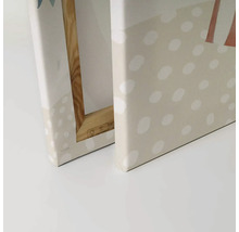 Close-up van twee canvas schilderijen met houten frame