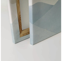 Close-up van twee schilderijen op canvas met abstracte bergmotieven en houten frame