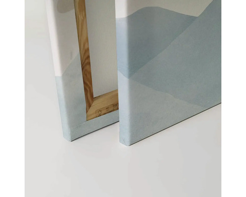 Close-up van twee schilderijen op canvas met abstracte bergmotieven en houten frame