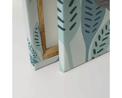 Detail van een canvas met plantenmotief en houten frame