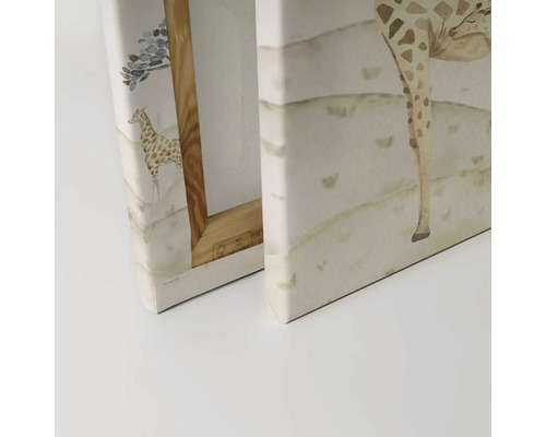 Close-up van twee canvas schilderijen met giraffemotieven en houten frame