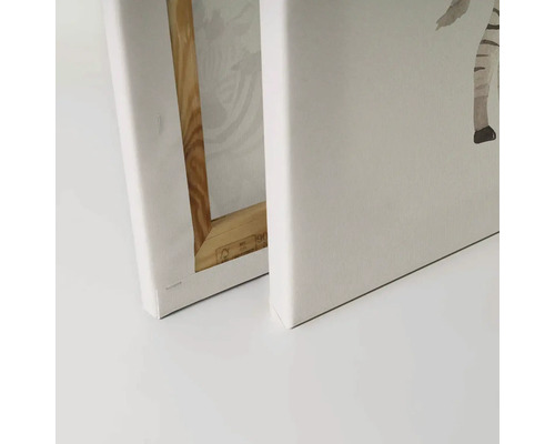 Close-up van twee canvas schilderijen met houten frame