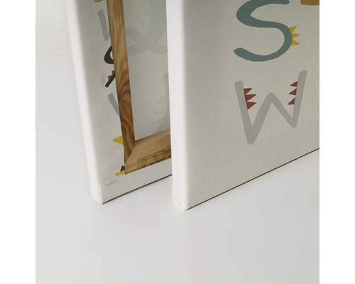 Close-up van canvas prints met de letters S en W