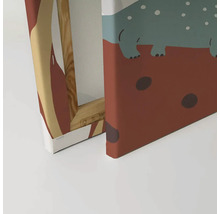 Close-up van een canvas met abstract diermotief en houten frame