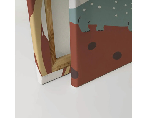 Close-up van een canvas met abstract diermotief en houten frame