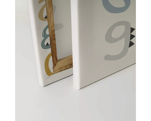 Close-up van twee schilderijen op canvas met letters en houten frame