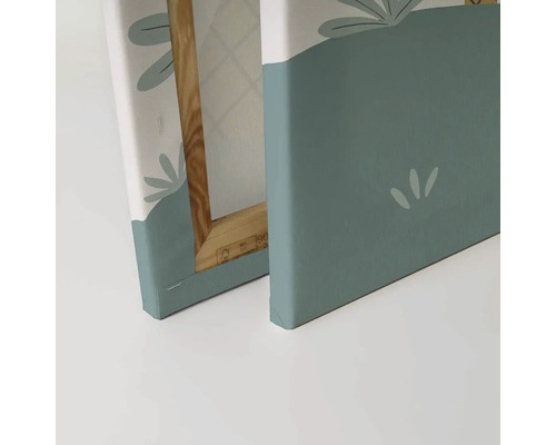 Close-up van twee canvas schilderijen met bloemmotieven en houten frame