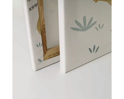 Close-up van twee canvas schilderijen met plantmotieven en houten frames