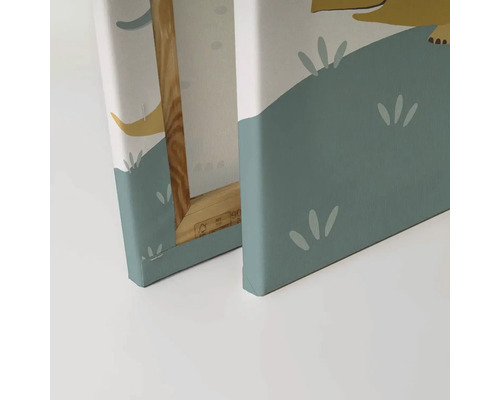 Detailaanzicht van een canvas met een illustratie en een houten frame