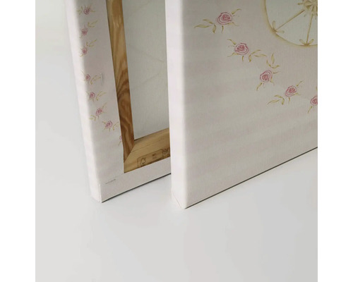 Close-up van een canvas met bloemmotief en houten frame