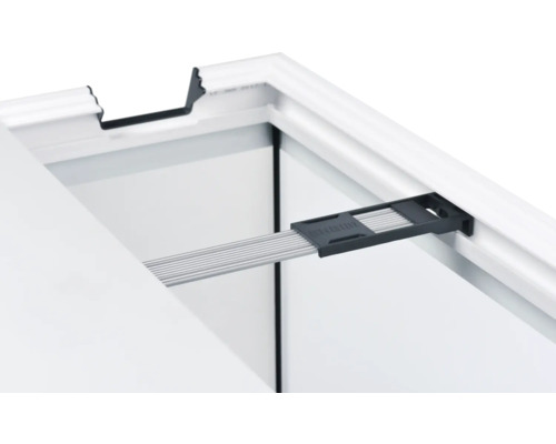 Close-up van een raamkozijn met raamventilator