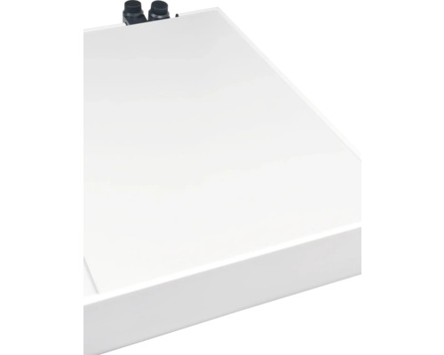 Detailweergave van een witte wastafel met kraan