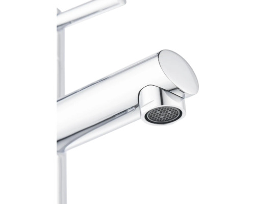 Close-up van een glanzende, verchroomde waterkraan.