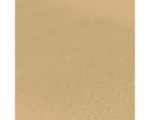 Gedetailleerde close-up van een goudkleurige stof met een fijne weefstructuur.