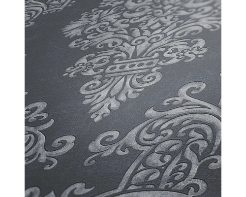 Close-up van een behang met ornamentale versieringen.