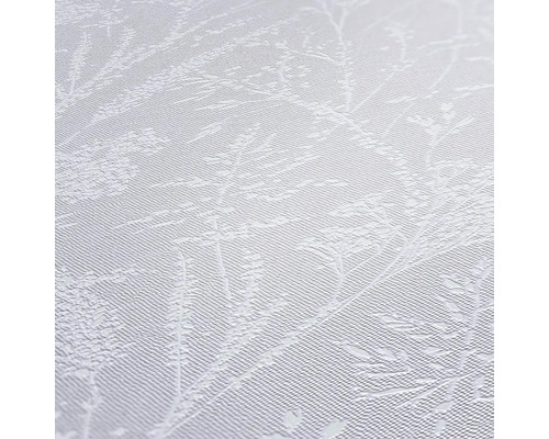 Close-up van een wit behang met bloemmotief.