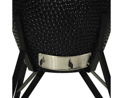 Detailopname keramische barbecue met ventilatieschuif en onderstel