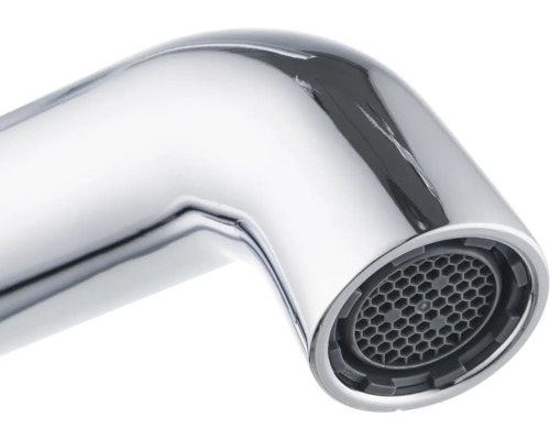 Detailopname van een verchroomde kraanuitloop met perlator