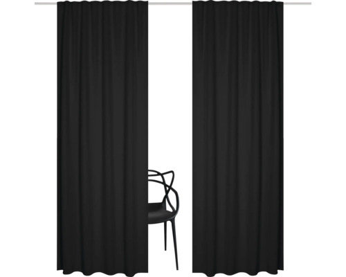 Twee zwarte gordijnen verbergen gedeeltelijk een stoel