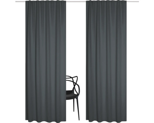Twee grijze gordijnen met een stoel ertussen