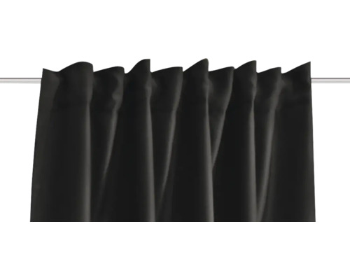 Gordijn van stof gedrapeerd op een roede