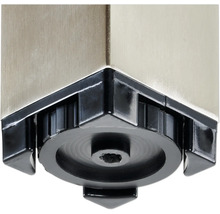 Detailopname van een in hoogte verstelbare meubelpoot van metaal en kunststof