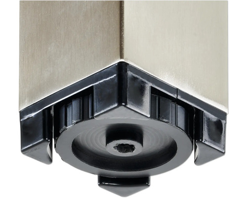 Detailopname van een in hoogte verstelbare meubelpoot van metaal en kunststof