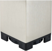 Detailopname van een plantenbak met onderstel