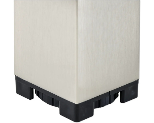 Detailopname van een plantenbak met onderstel