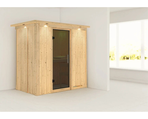 Houten sauna met glazen deur en verlichting in een lichte ruimte.