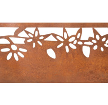 Decoratieve metalen rand met bloemmotief.