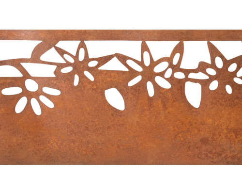 Decoratieve metalen rand met bloemmotief.