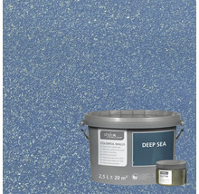 Verfemmer met gekleurde muurverf en glittereffect op blauwe achtergrond