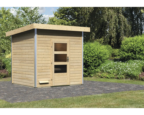 Houten tuinhuis met deur met drie ramen op een bestrate ondergrond