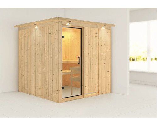 Houten sauna met glazen deur en binnenverlichting in de kamer