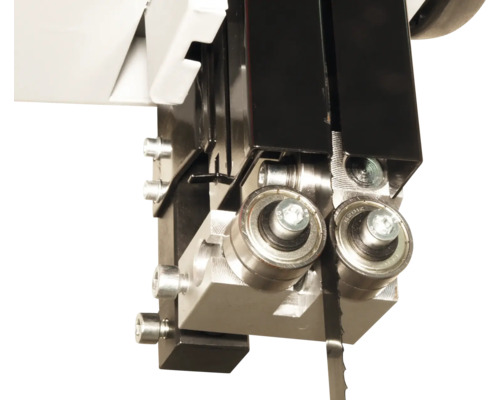 Gedetailleerde weergave van een bandzaag met metalen zaaglint en geleiderollen