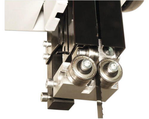 Gedetailleerde weergave van een bandzaag met zaagbladgeleiding